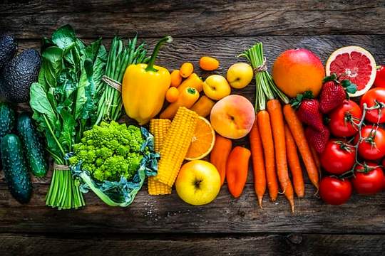a colorful rainbow of mostly summer vegetables